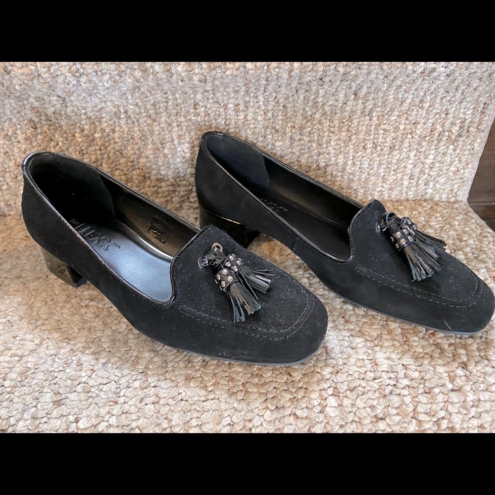 New in box gorgeous loafers. Suede with tassel.